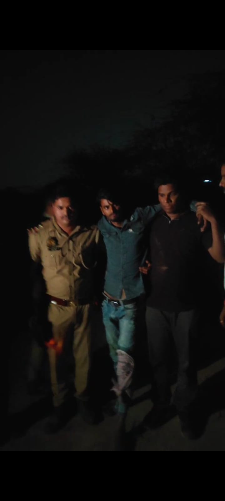 पुलिस मुठभेड़ के दौरान शातिर गोकश गिरफ्तार, पैर में लगी गोली पुलिस मुठभेड़ के दौरान शातिर गोकश गिरफ्तार, पैर में लगी गोली