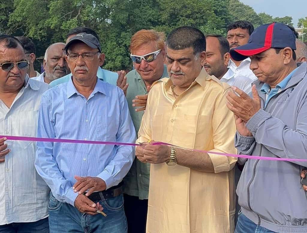 फोटो-नीलम करवरिया कप टी-20 क्रिकेट प्रतियोगिता का उद्घाटन करते मुख्य अतिथि पूर्व विधायक उदयभान करवरिया फोटो-नीलम करवरिया कप टी-20 क्रिकेट प्रतियोगिता का उद्घाटन करते मुख्य अतिथि पूर्व विधायक उदयभान करवरिया