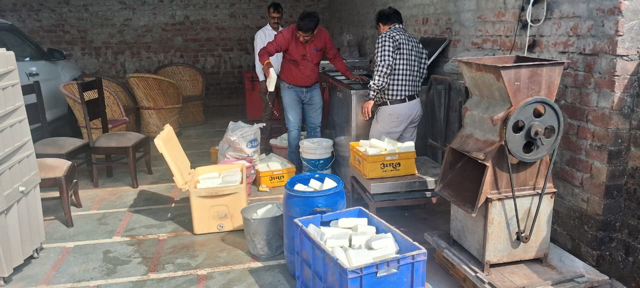 शुद्ध आहार मिलावट पर वार अभियान में फूड सेफ्टी टीम ने चार सौ किलोग्राम पनीर करवाया नष्ट