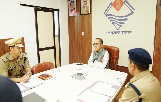 शुक्रवार को सचिव शैलेश बगोली यातायात निदेशालय के अधिकारियों के साथ बैठक करते। शुक्रवार को सचिव शैलेश बगोली यातायात निदेशालय के अधिकारियों के साथ बैठक करते।
