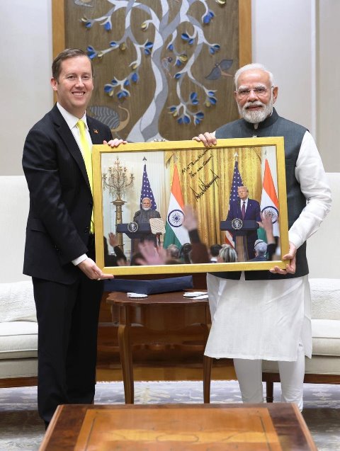 भारत में अमेरिका के राजदूत सर्जियो गोर शनिवार को प्रधानमंत्री नरेन्द्र मोदी से मुलाकात के दौरान भारत में अमेरिका के राजदूत सर्जियो गोर शनिवार को प्रधानमंत्री नरेन्द्र मोदी से मुलाकात के दौरान