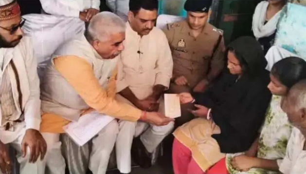 पीड़ित परिवार से मिलते मंत्री गण पीड़ित परिवार से मिलते मंत्री गण