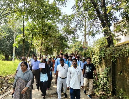 विरोध करते शिक्षक