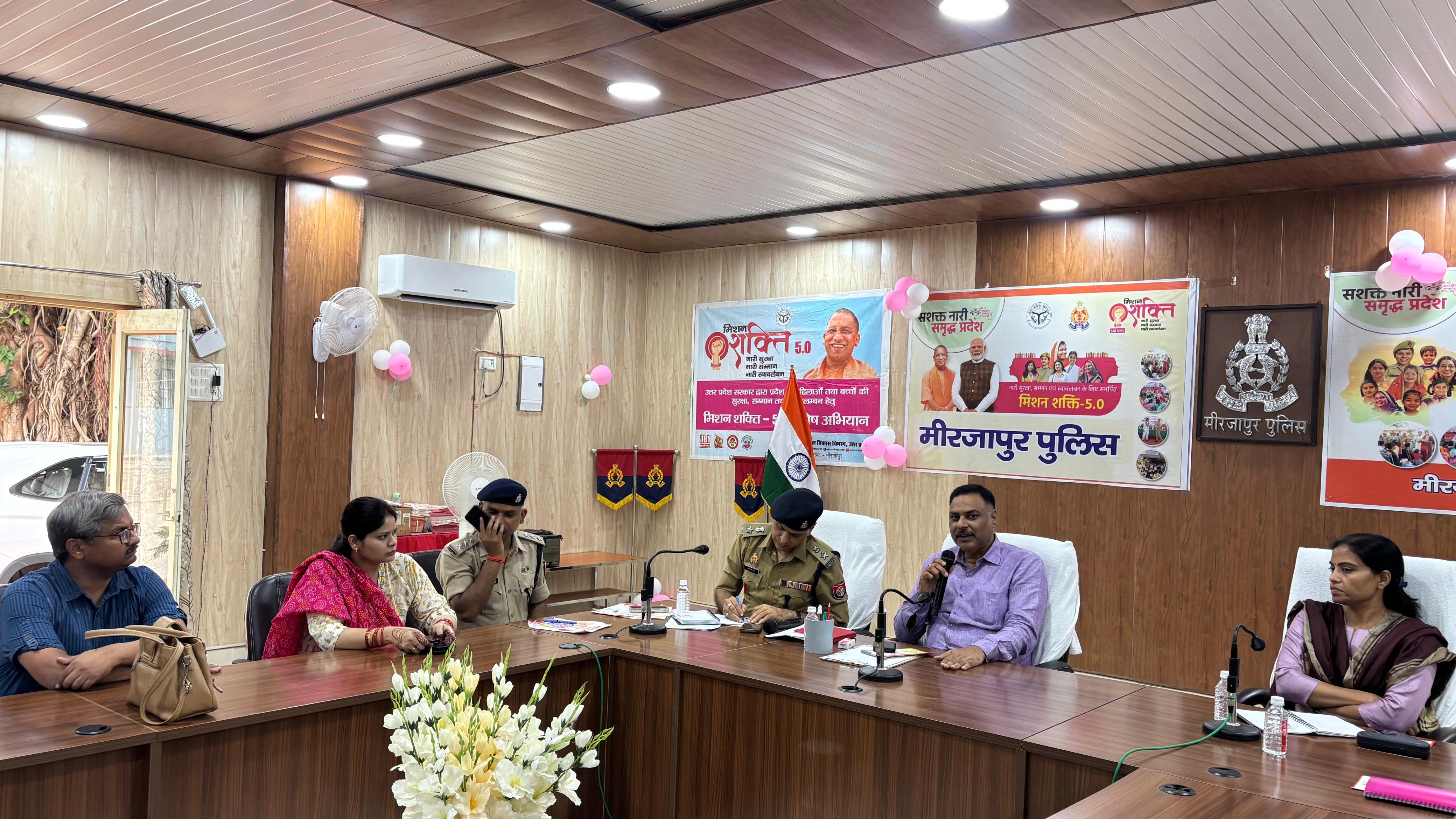 समाजसेवी संगठनों व विभिन्न विभागों से जुड़ी जिलाधिकारी पवन कुमार गंगवार महिलाओं की बैठक लेते समाजसेवी संगठनों व विभिन्न विभागों से जुड़ी जिलाधिकारी पवन कुमार गंगवार महिलाओं की बैठक लेते
