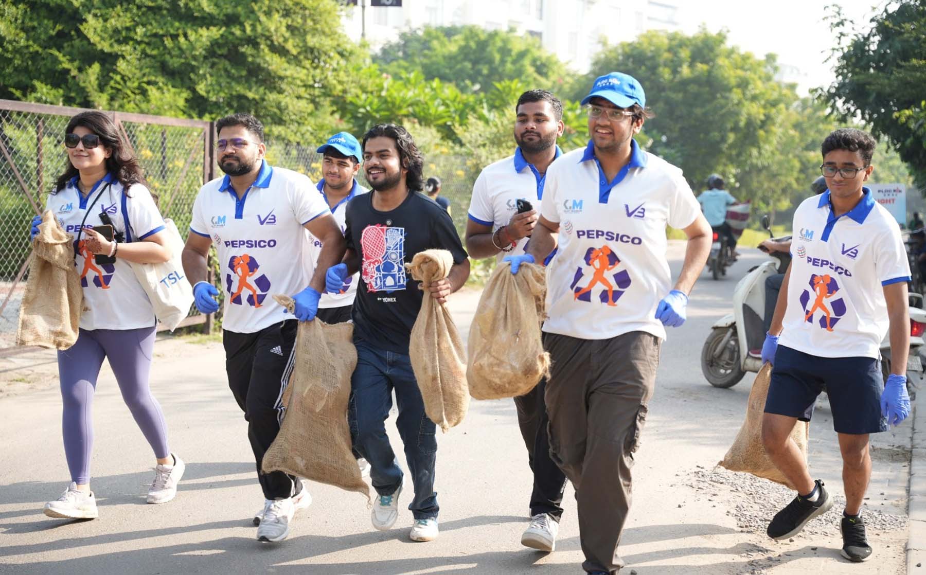 गुरुग्राम के मैग्नम ग्लोबल पार्क में प्लॉग रन के दौरान दौड़ते हुए कचरा एकत्रित करते कारपोरेट क्षेत्र के सदस्य।