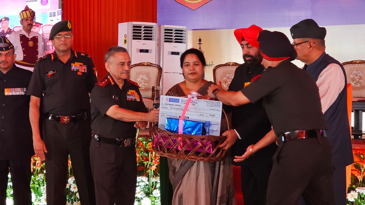 कार्यक्रम में एक महिला को सम्मानित करते राज्यपाल। कार्यक्रम में एक महिला को सम्मानित करते राज्यपाल।