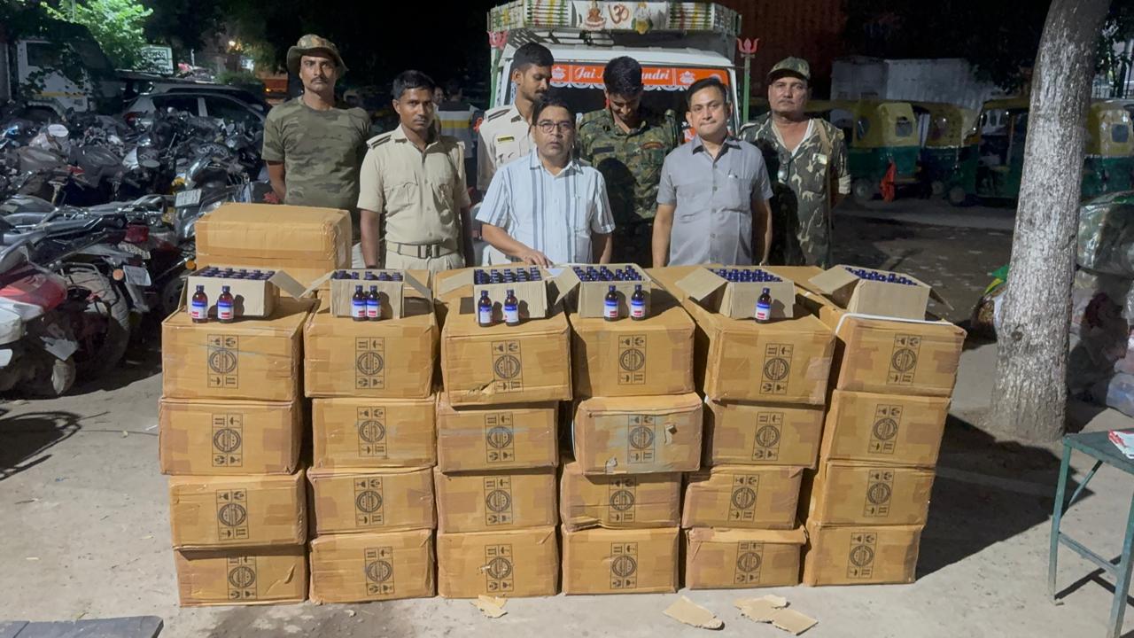 शराब की कार्टन के साथ पुलिस बल