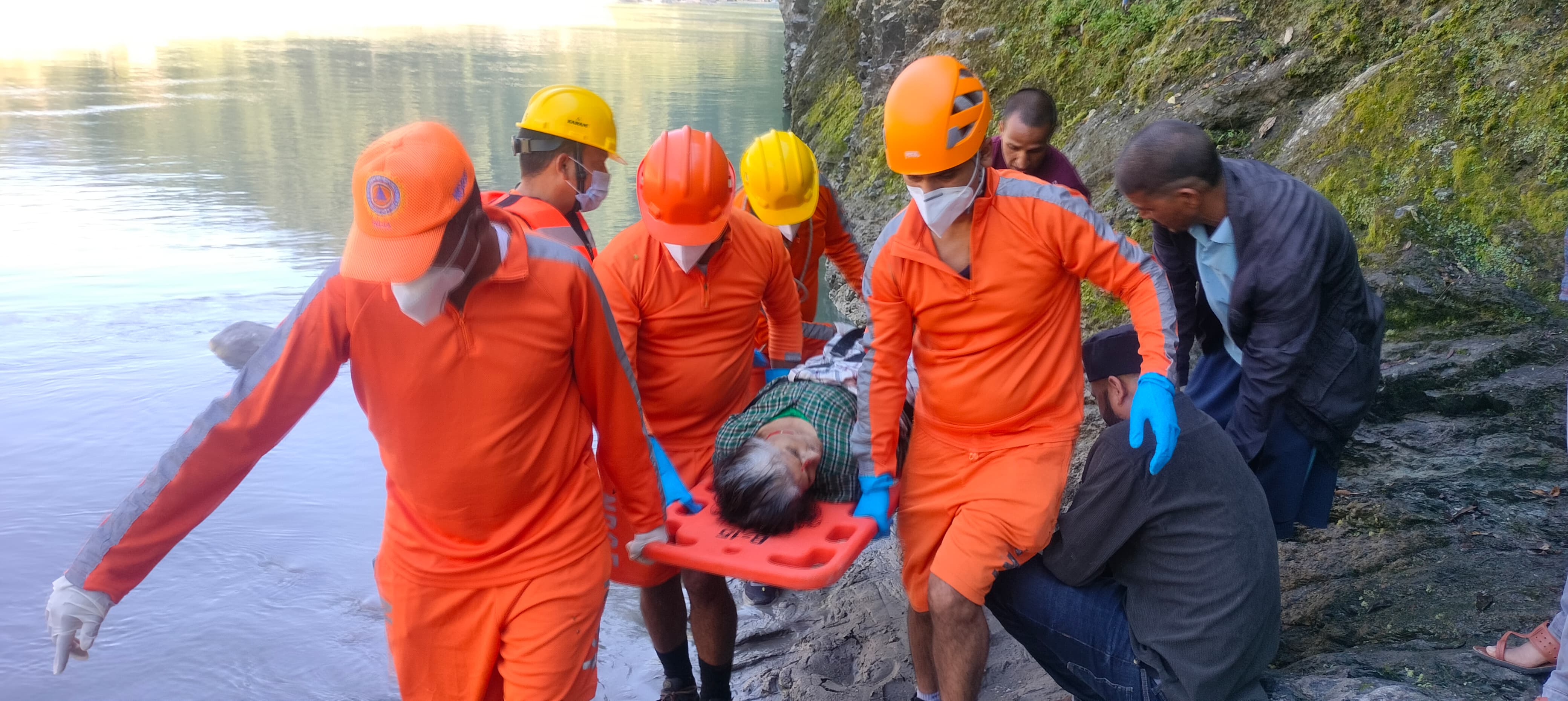 गंगा जी से महिला का शव बरामद करते रेस्क्यू टीम