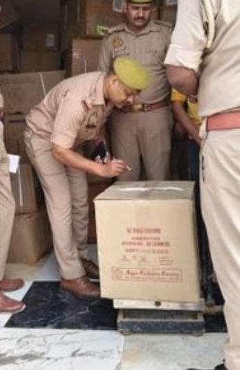अवैध पटाखे पेटीबंद करते पुलिसकर्मी