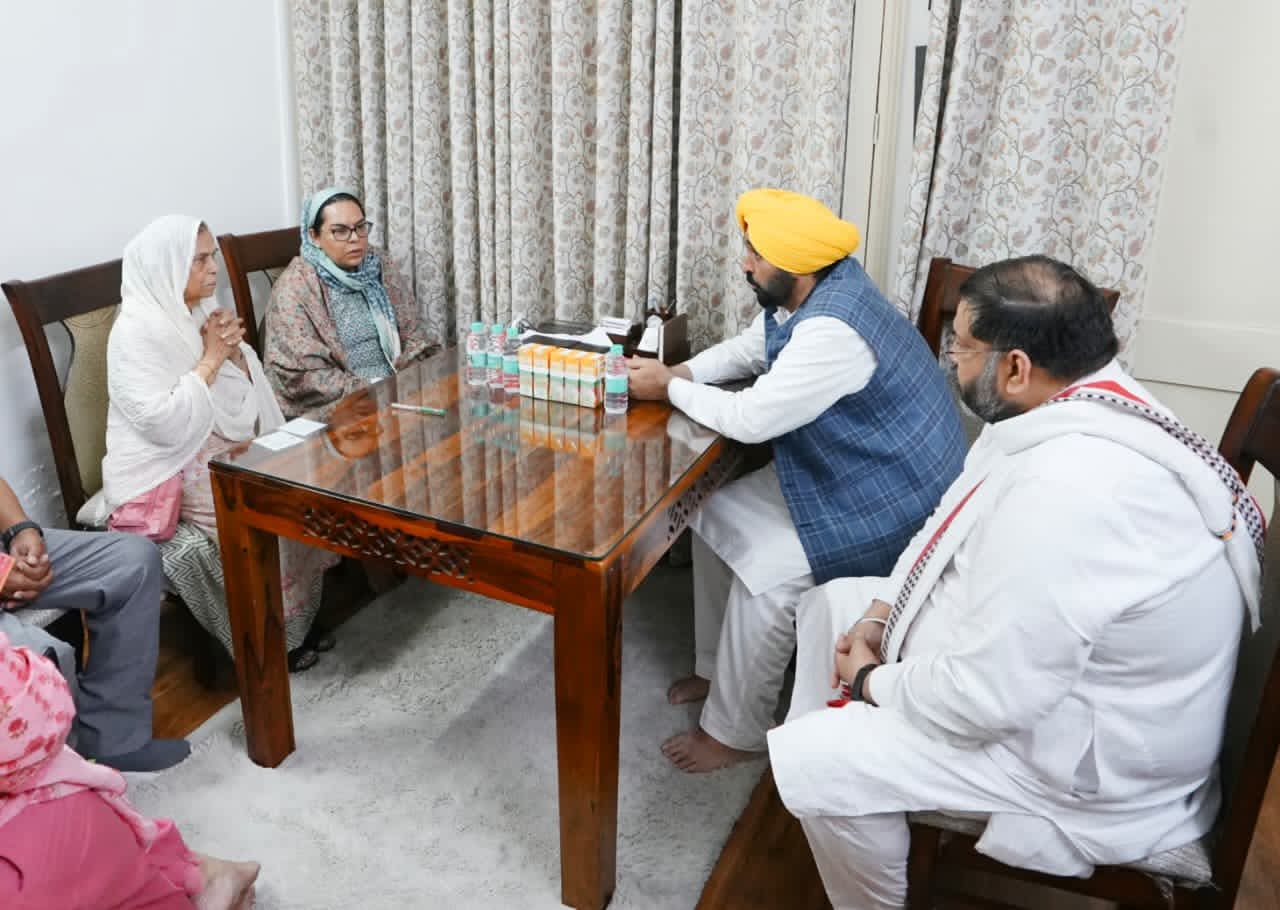 पंजाब के मुख्यमंत्री भगवंत मान अमनीत अब बातचीत करते हुए पंजाब के मुख्यमंत्री भगवंत मान अमनीत अब बातचीत करते हुए