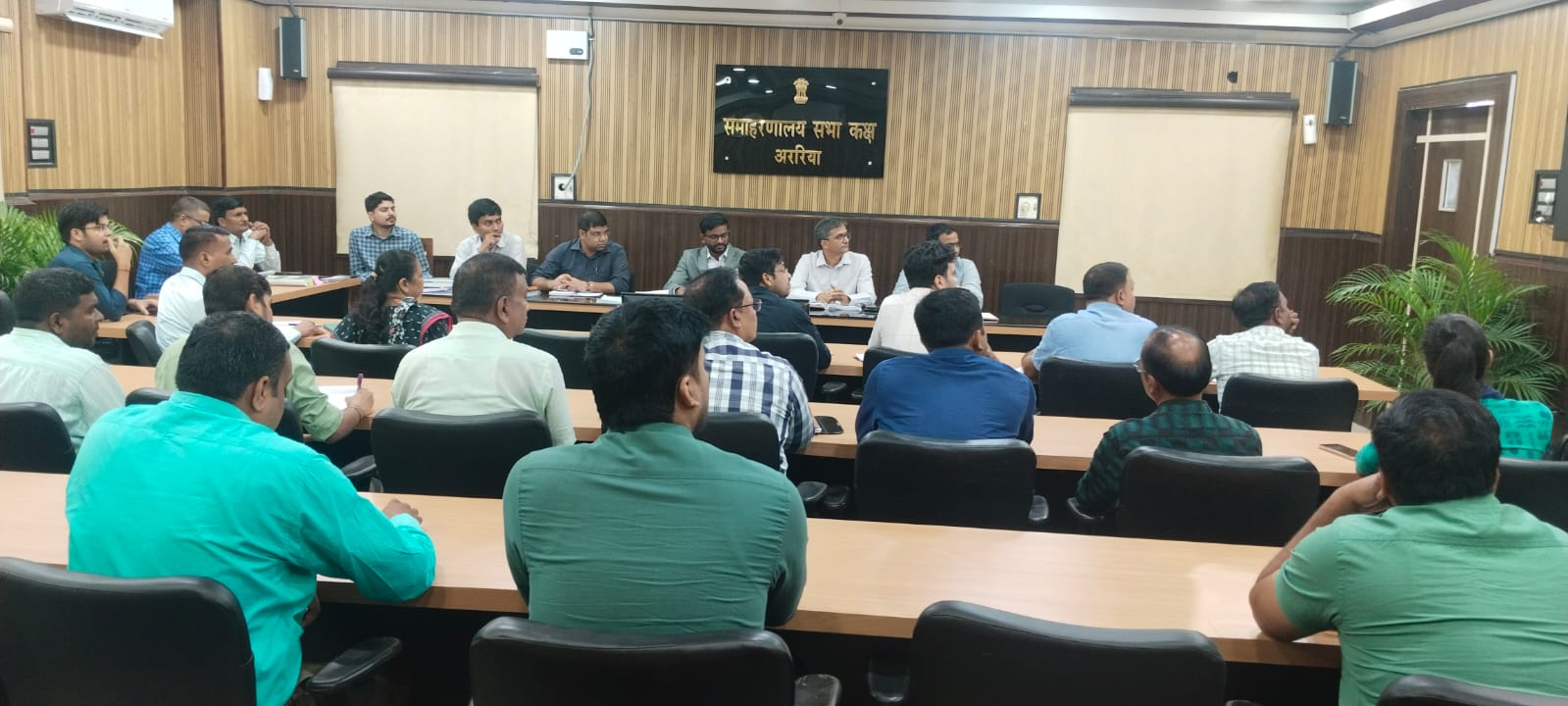 अररिया DM ने RO/AERO को दिए कड़े निर्देश, मतदान केंद्रों पर अनिवार्य सुविधाएँ सुनिश्चित करने पर ज़ोर