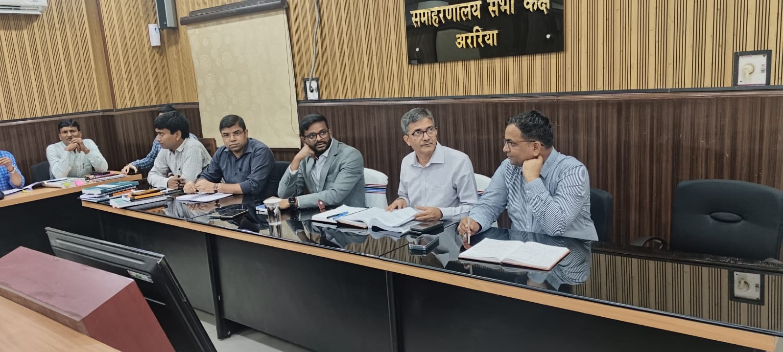 अररिया DM ने RO/AERO को दिए कड़े निर्देश, मतदान केंद्रों पर अनिवार्य सुविधाएँ सुनिश्चित करने पर ज़ोर