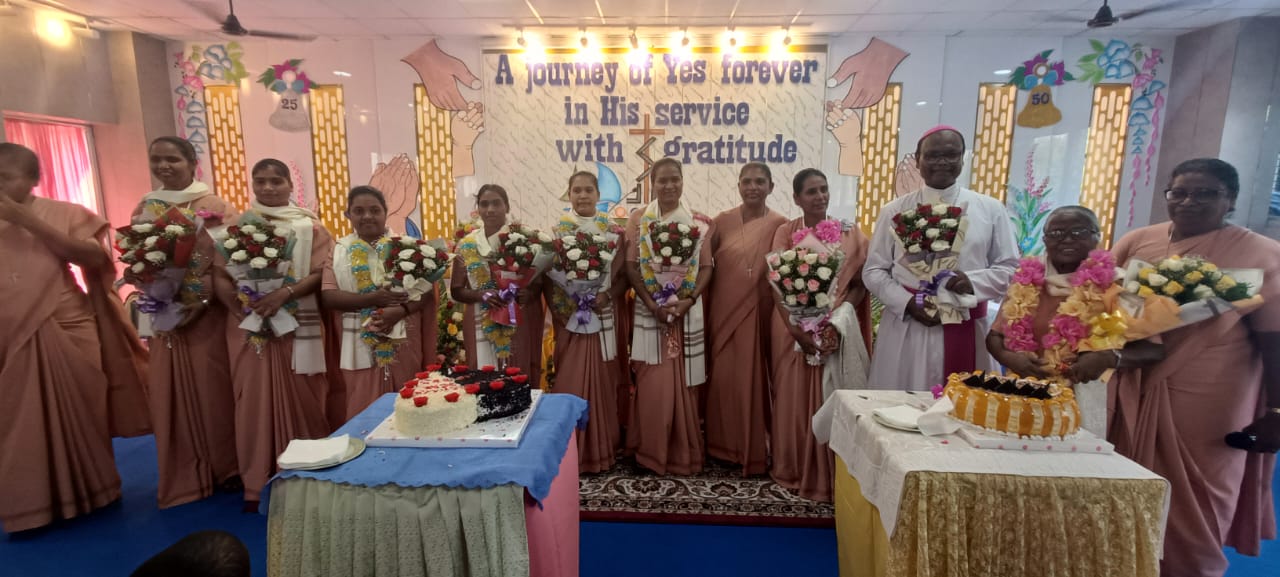 अनुष्ठान में शामिल महाधर्माध्यक्ष विंसेंट आईंद समेत अन्य अनुष्ठान में शामिल महाधर्माध्यक्ष विंसेंट आईंद समेत अन्य
