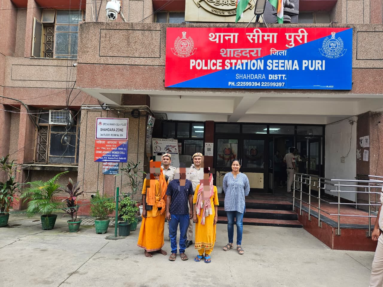 मानसिक रूप से अस्वस्थ महिला काे परिवार से मिलवाते हुए फाेटाे मानसिक रूप से अस्वस्थ महिला काे परिवार से मिलवाते हुए फाेटाे
