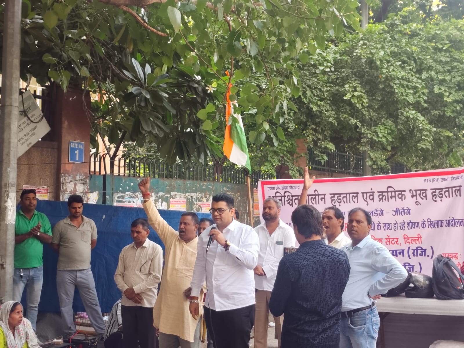 दिल्ली नगर निगम में नेता प्रतिपक्ष अंकुश नारंग डीबीसी कर्मचारियों से बात करते हुए। दिल्ली नगर निगम में नेता प्रतिपक्ष अंकुश नारंग डीबीसी कर्मचारियों से बात करते हुए।