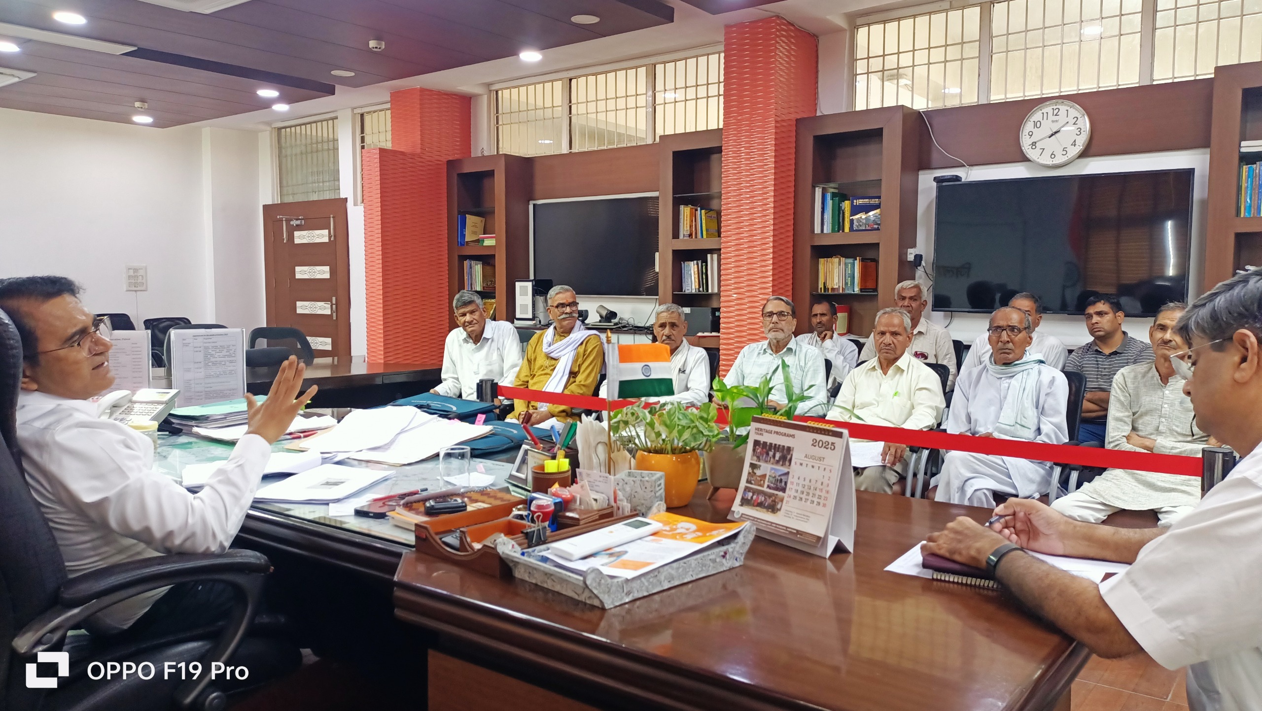 जिला उपायुक्त मीटिंग लेते हुए