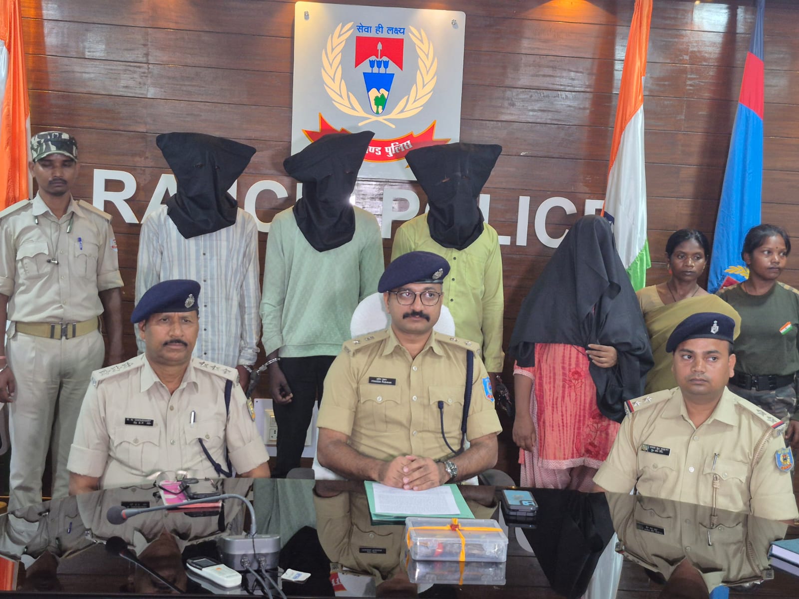 एसपी मामले की जानकारी देते एसपी मामले की जानकारी देते