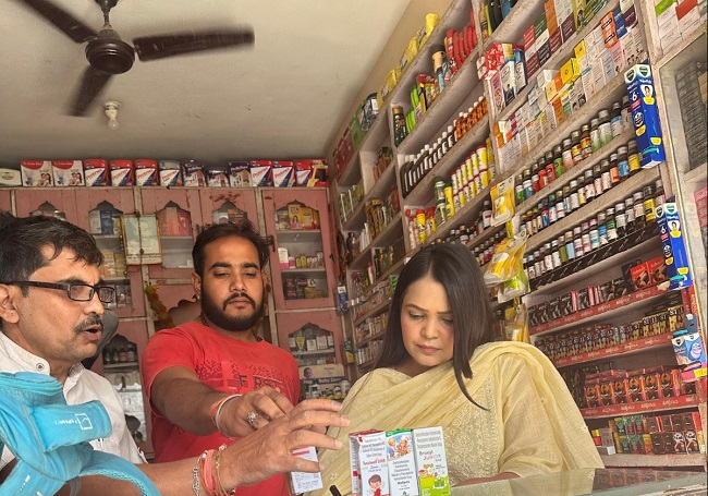 ग्वालियरः दवा बाजार समेत शहर की प्रमुख थोक दवा दुकानों का औचक निरीक्षण ग्वालियरः दवा बाजार समेत शहर की प्रमुख थोक दवा दुकानों का औचक निरीक्षण