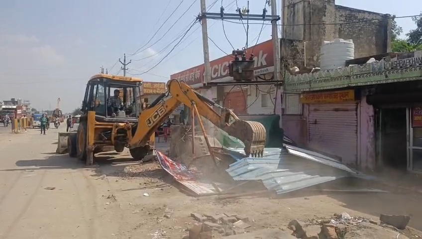 अलवर. ढाबे का अतिक्रमण हटाता बुलडोजर। अलवर. ढाबे का अतिक्रमण हटाता बुलडोजर।
