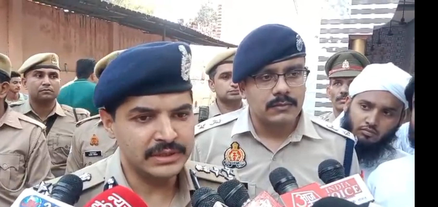 पत्रकार वार्ता करते डीआईजी कलानिधि नैथानी