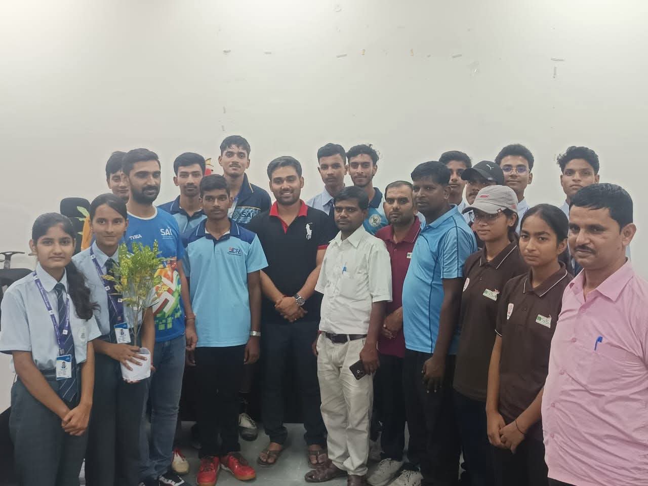 मेडलिस्ट खिलाड़ियो का हौसला अफजाई करते खेल पदाधिकारी