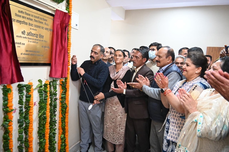 पंचायत भवन का लोकार्पण करते हुए मंत्री अनिरूद्व सिंह