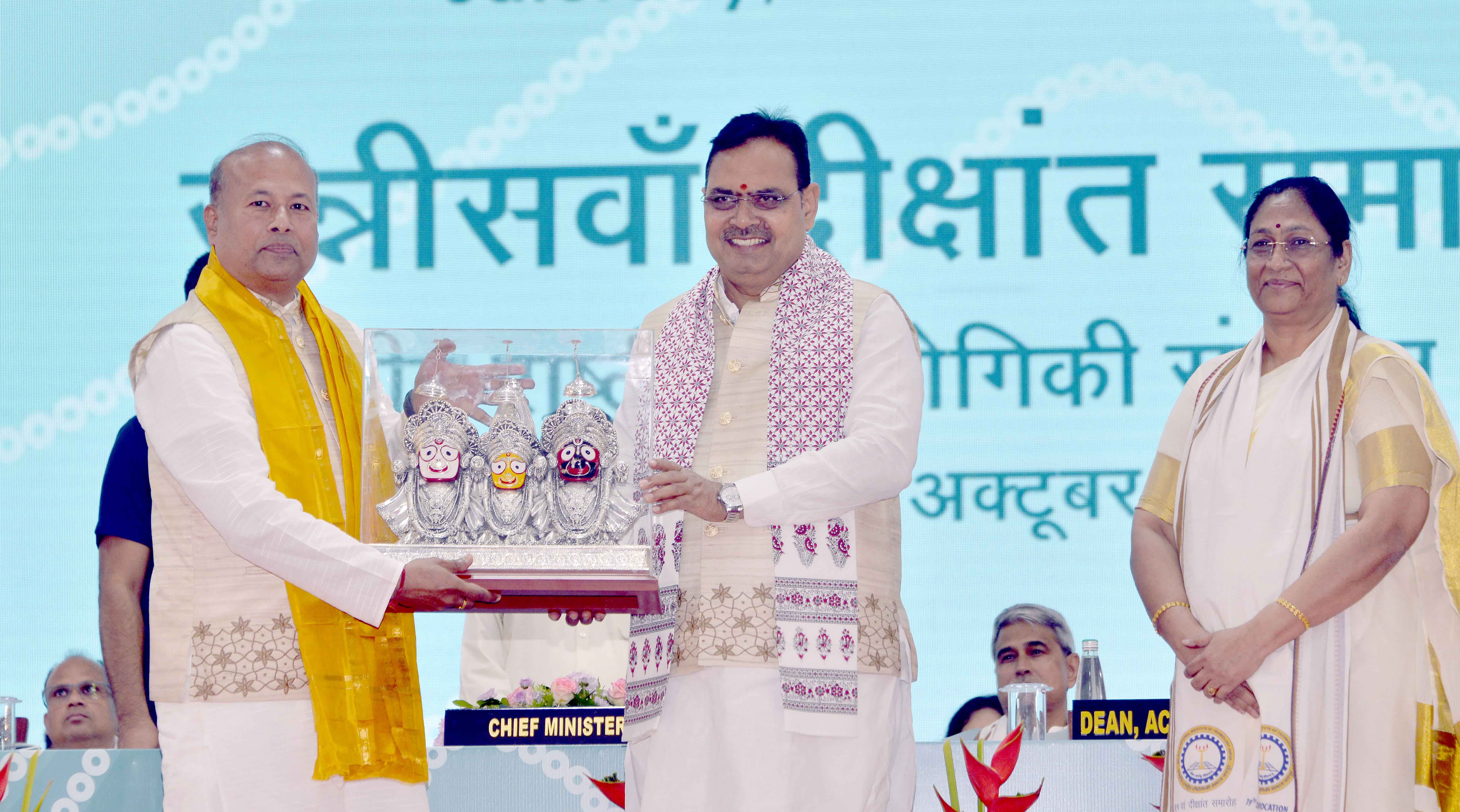 मुख्यमंत्री का स्वागत करते प्राेफेसर। मुख्यमंत्री का स्वागत करते प्राेफेसर।