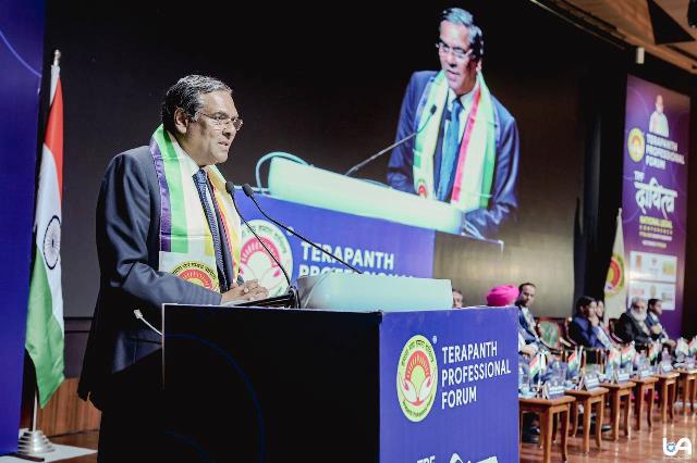 पूर्व मुख्य न्यायाधीश जस्टिस संजीव खन्ना शनिवार को तेरापंथ प्रोफेशनल फोरम (टीपीएफ) द्वारा आयोजित ‘टीपीएफ–दायित्व: नेशनल लीगल कॉन्फ्रेंस ऑन कॉम्बैटिंग व्हाइट कॉलर क्राइम’ को संबोधित करते हुए पूर्व मुख्य न्यायाधीश जस्टिस संजीव खन्ना शनिवार को तेरापंथ प्रोफेशनल फोरम (टीपीएफ) द्वारा आयोजित ‘टीपीएफ–दायित्व: नेशनल लीगल कॉन्फ्रेंस ऑन कॉम्बैटिंग व्हाइट कॉलर क्राइम’ को संबोधित करते हुए