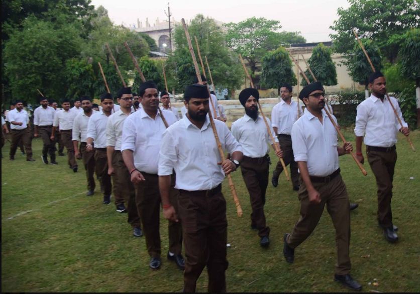 पथ संचलन करते स्वयंसेवक पथ संचलन करते स्वयंसेवक