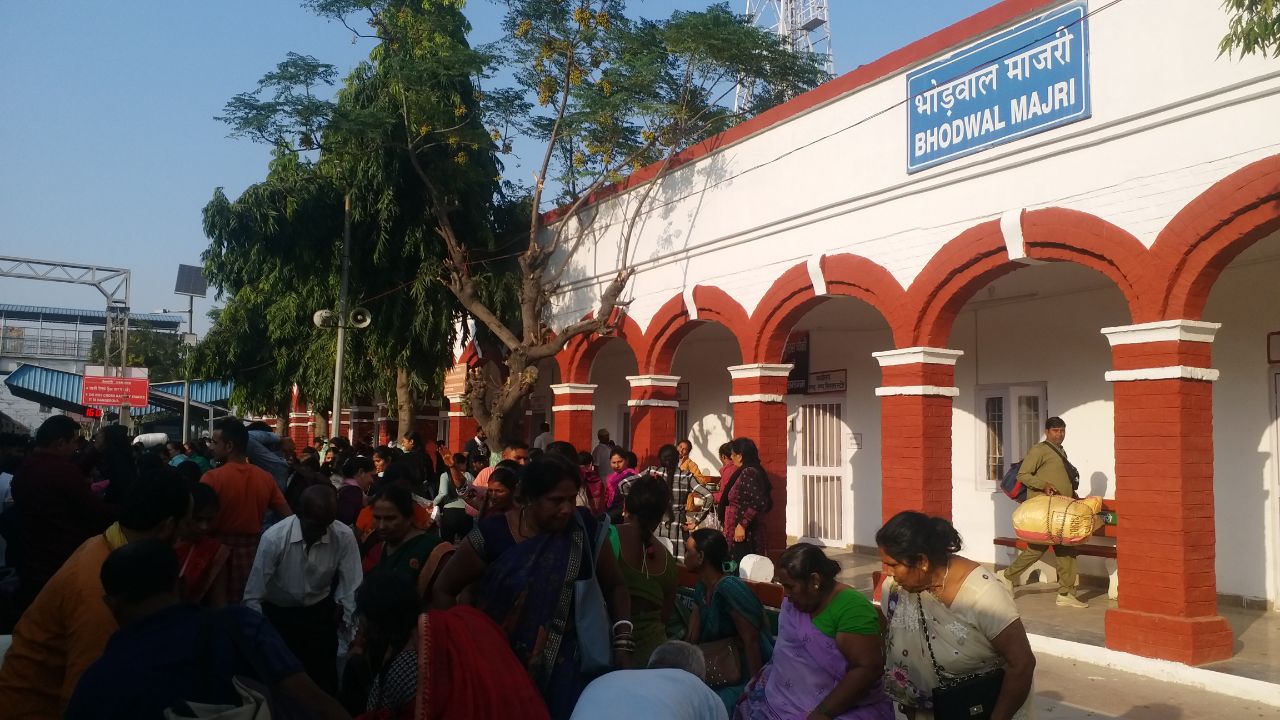 भोड़वाल माजरी रेलवे स्टेशन पर लगी श्रद्धालुओं की भीड़ भोड़वाल माजरी रेलवे स्टेशन पर लगी श्रद्धालुओं की भीड़