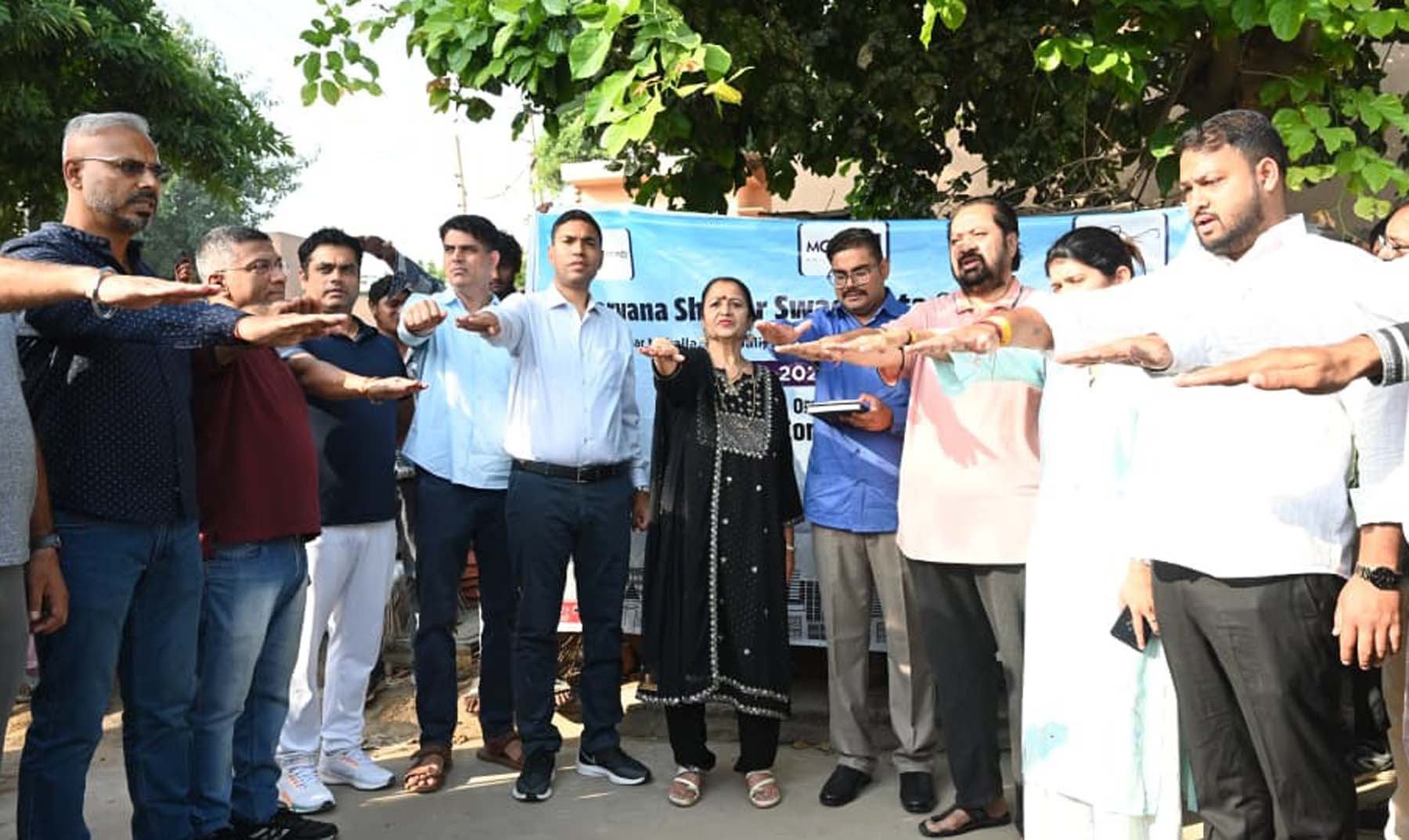 गुरुग्राम के सेक्टर-4/7 चौक पर स्वच्छता अभियान की शपथ दिलाती मेयर व अधिकारी। गुरुग्राम के सेक्टर-4/7 चौक पर स्वच्छता अभियान की शपथ दिलाती मेयर व अधिकारी।