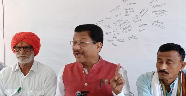 प्रदेश कांग्रेस के वरिष्ठ उपाध्यक्ष संगठन सूर्यकांत धस्माना पत्रकारों से बातचीत करते। प्रदेश कांग्रेस के वरिष्ठ उपाध्यक्ष संगठन सूर्यकांत धस्माना पत्रकारों से बातचीत करते।