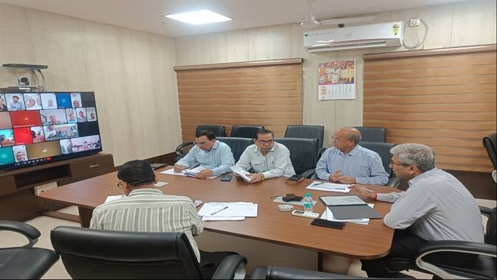 दतिया एवं शिवपुरी जिले में चल रहे कार्यों की हुई समीक्षा