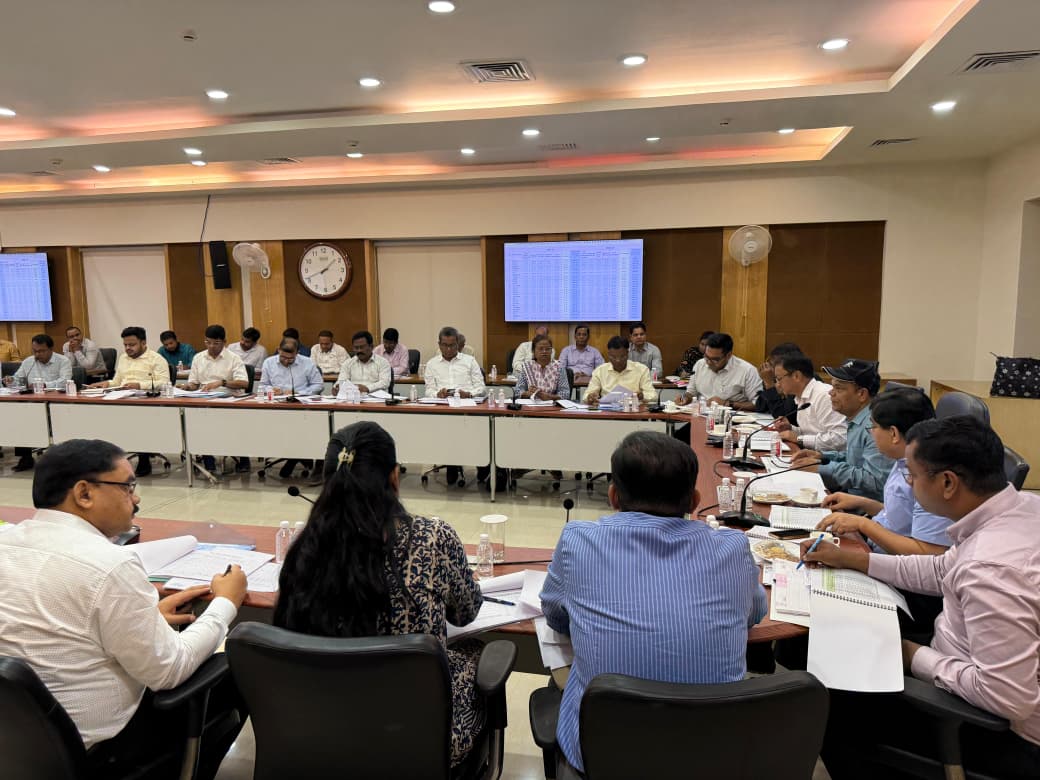 बैठक में मंत्री चमरा लिंडा समेत अन्य अधिकारीगण बैठक में मंत्री चमरा लिंडा समेत अन्य अधिकारीगण