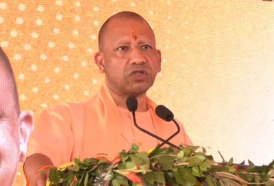 मंच से बाेलते सीएम याेगी आदित्यनाथ