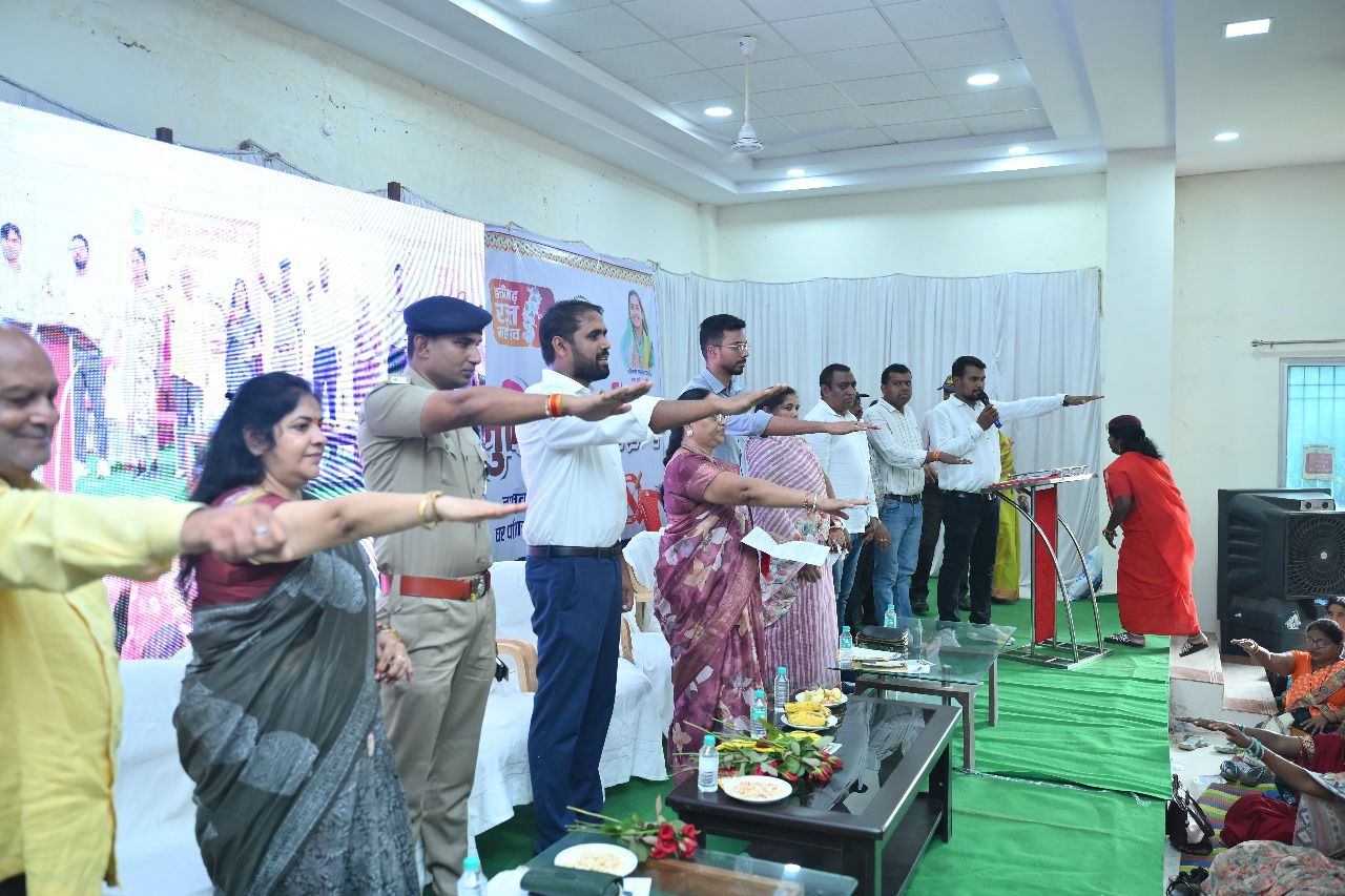 कार्यक्रम में शपथ लेते हुए अतिथिगण। कार्यक्रम में शपथ लेते हुए अतिथिगण।