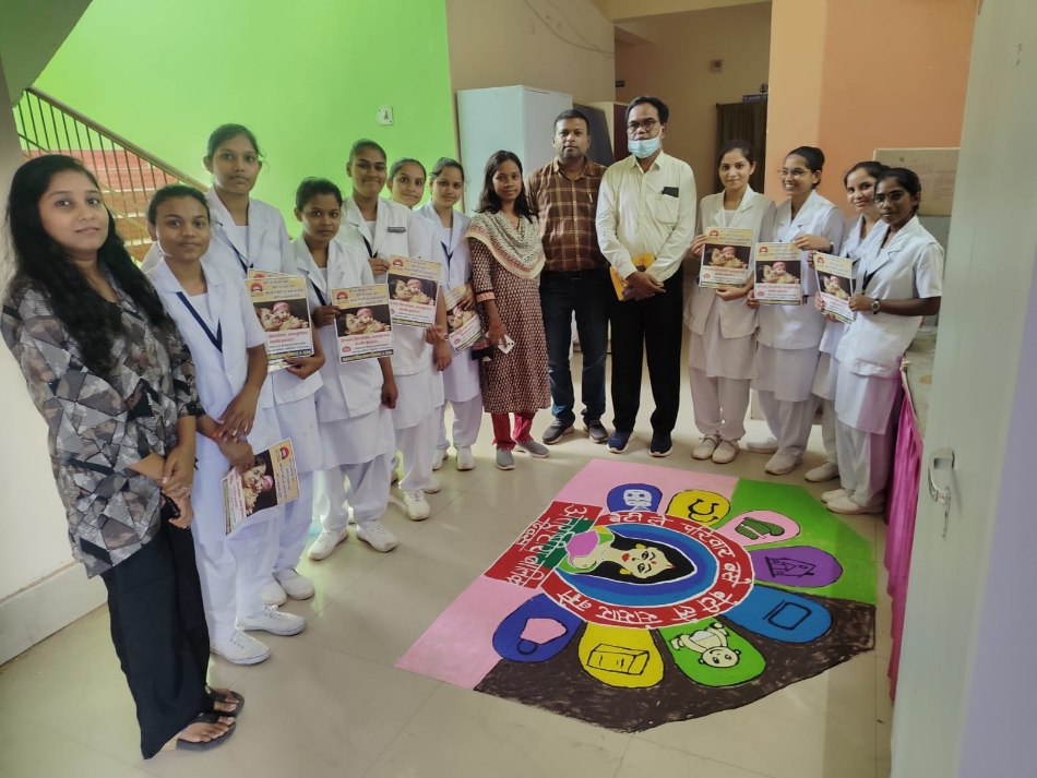 अंतरराष्ट्रीय बालिका दिवस के अवसर पर उपस्थित नर्सिंग छात्राएं, चिकित्सक व अन्य अधिकारी।