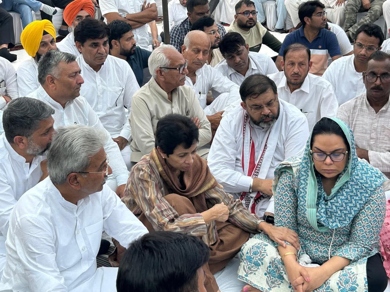 कुमारी सैलजा शोक व्यक्त करते हुए कुमारी सैलजा शोक व्यक्त करते हुए