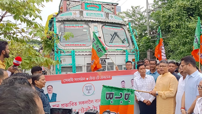 असमः प्रदेश भाजपा मुख्यालय से दार्जिलिंग के लिए राहत सामग्री रवाना किए जाने का दृश्य। असमः प्रदेश भाजपा मुख्यालय से दार्जिलिंग के लिए राहत सामग्री रवाना किए जाने का दृश्य।