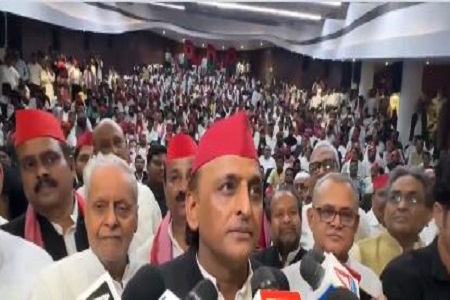 मीडिया से बात करते सपा अध्यक्ष अखिलेश यादव मीडिया से बात करते सपा अध्यक्ष अखिलेश यादव