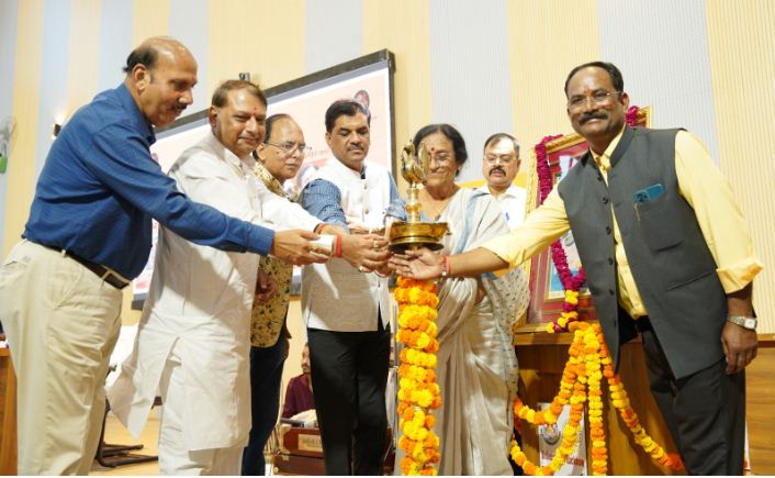 दीप जलाते अतिथि दीप जलाते अतिथि