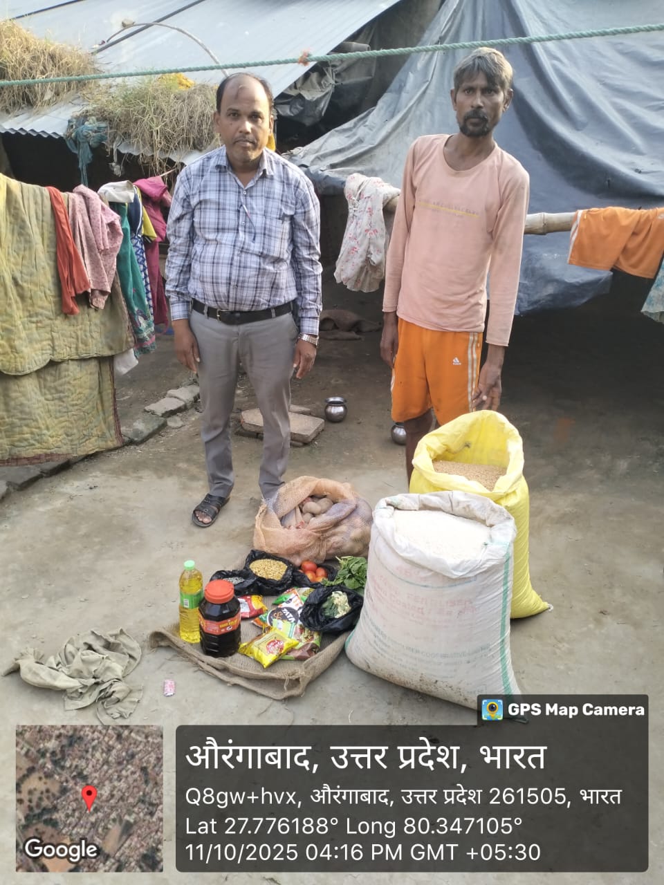 छोटे राठौर के साथ प्रशासनिक अधिकारी सामान के साथ
