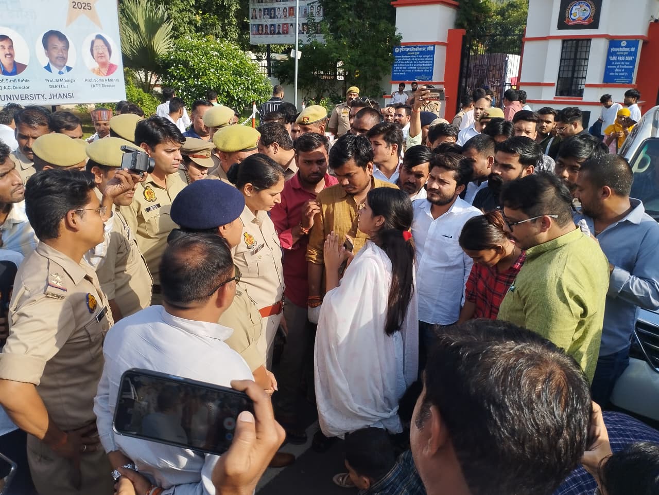 विश्वविद्यालय के बाहर धरना प्रदर्शन करते अभाविप के कार्यकर्ता विश्वविद्यालय के बाहर धरना प्रदर्शन करते अभाविप के कार्यकर्ता