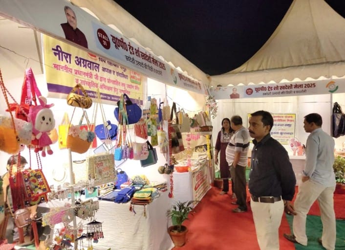 प्रयागराज के स्वदेशी मेले में खरीददारों लगी भीड़ का छाया चित्र