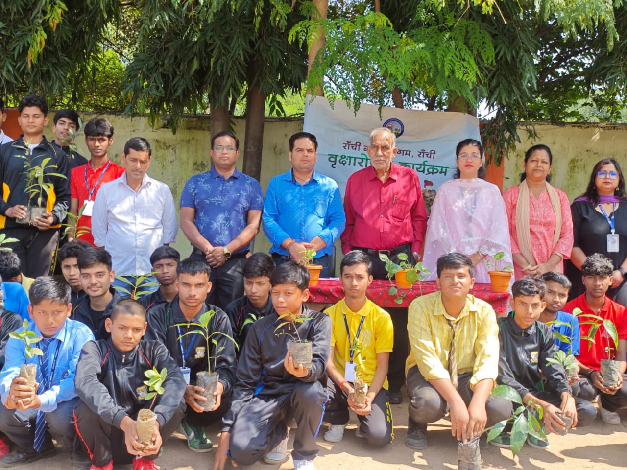 सेमिनार में जुटे अतिथि समेत छात्र और शिक्षकगण सेमिनार में जुटे अतिथि समेत छात्र और शिक्षकगण