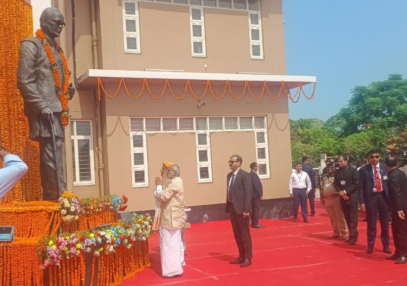 सारण की धरती पर उपराष्ट्रपति का आगमन, लोकनायक जयप्रकाश नारायण को दी श्रद्धांजलि