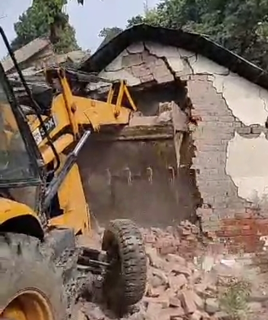 दुकानों को गिराता जेसीबी फोटो दुकानों को गिराता जेसीबी फोटो