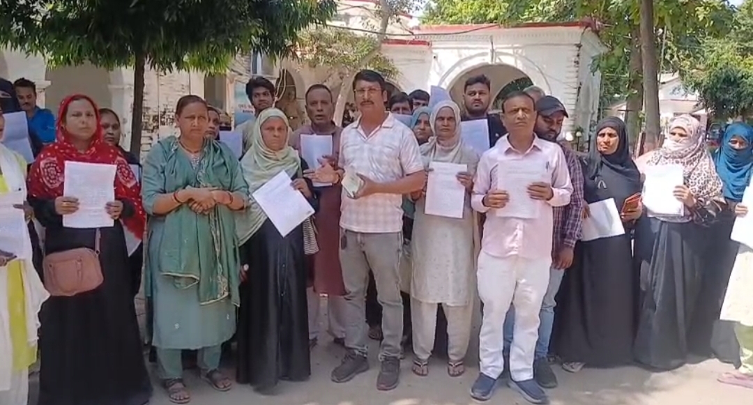 पुलिस आयुक्त कार्यालय पहुंचे पीड़ितों का छाया चित्र पुलिस आयुक्त कार्यालय पहुंचे पीड़ितों का छाया चित्र