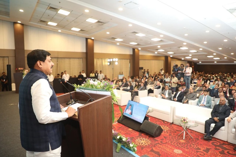 इन्दौर में विधि विशेषज्ञों की अंतरराष्ट्रीय संगोष्ठी को संबोधित करते हुए मुख्यमंत्री इन्दौर में विधि विशेषज्ञों की अंतरराष्ट्रीय संगोष्ठी को संबोधित करते हुए मुख्यमंत्री