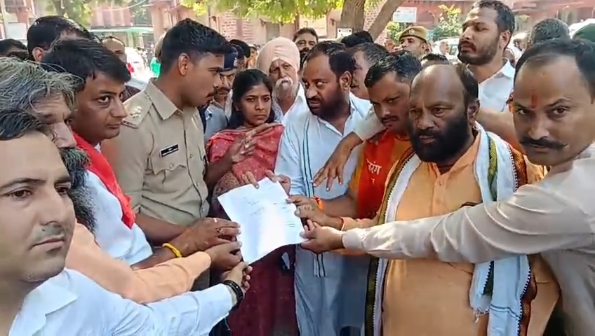 अलवर.पपोलीवे अधिकारी को मांग पत्र सौंपते समाज के लोग। अलवर.पपोलीवे अधिकारी को मांग पत्र सौंपते समाज के लोग।